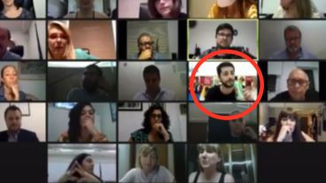 El momento en el que Salinas agarra la lata de cerveza.