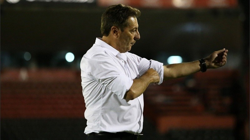 El técnico rojinegro piensa en rearmar su equipo para la Sudamericana que viene.