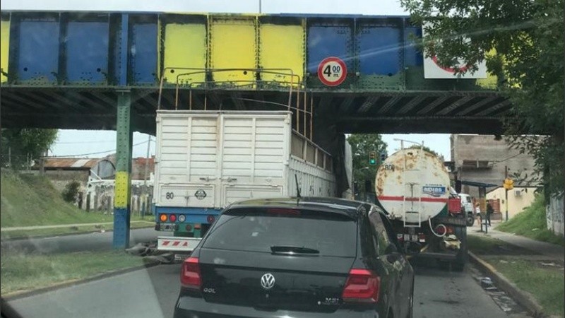 El camión incrustado en el puente. 