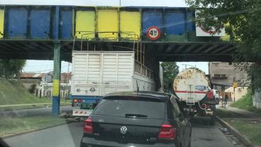 El camión incrustado en el puente.