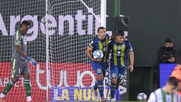 Vecchio celebra el gol con Martínez Dupuy.
