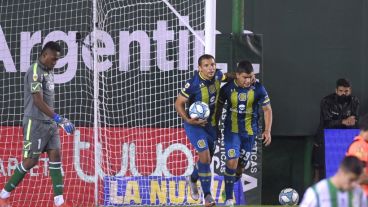 Vecchio celebra el gol con Martínez Dupuy.