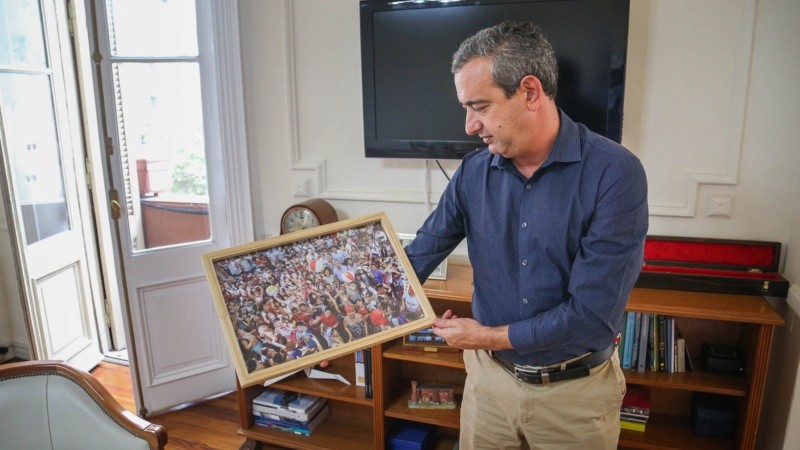 Javkin sostiene un cuadro de su despacho, con una de sus fotos preferidas. 