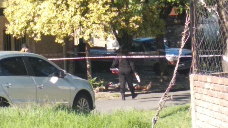 El hombre fue apuñalado y murió en plena calle de zona sur esta mañana. 