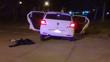 El auto quedó metido en una zanja y los ocupantes escaparon a pie.