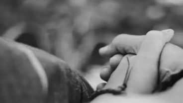 Siempre juntos de la mano, C. pasa sus días acompañando el crecimiento de su hijo.