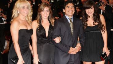 Diego y su familia unidos, en la presentación de un documental.