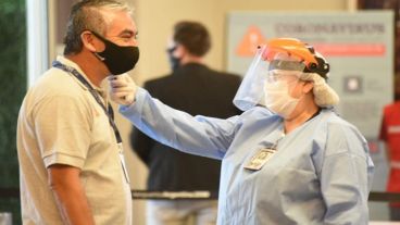 Los argentinos y residentes que ingresen al país podrán optar por un examen de PCR o realizar la cuarentena.