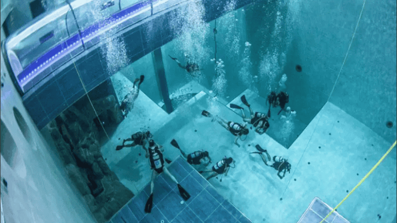 La piscina cuenta con diferentes estructuras pensadas para el entretenimiento de los buzos. 