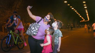 En un domingo a pleno sol, miles de rosarinos volvieron a disfrutar de la Calle Recreativa.