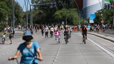 En un domingo a pleno sol, miles de rosarinos volvieron a disfrutar de la Calle Recreativa.