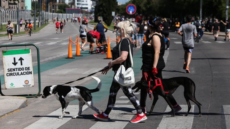 En un domingo a pleno sol, miles de rosarinos volvieron a disfrutar de la Calle Recreativa. 