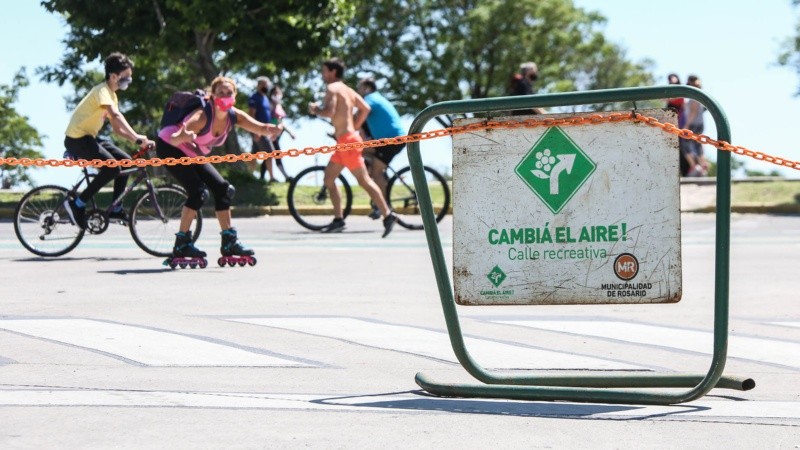 En un domingo a pleno sol, miles de rosarinos volvieron a disfrutar de la Calle Recreativa. 