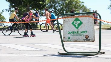 En un domingo a pleno sol, miles de rosarinos volvieron a disfrutar de la Calle Recreativa.