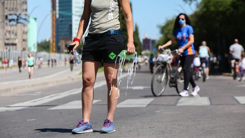 En un domingo a pleno sol, miles de rosarinos volvieron a disfrutar de la Calle Recreativa. 