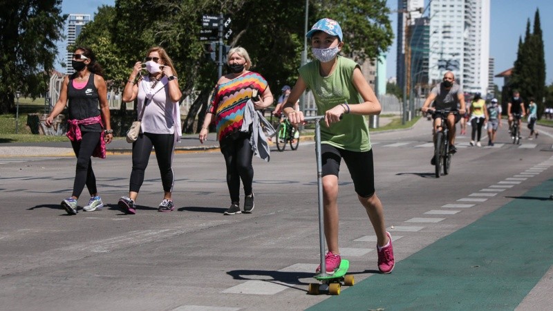 En un domingo a pleno sol, miles de rosarinos volvieron a disfrutar de la Calle Recreativa. 