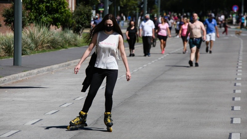 En un domingo a pleno sol, miles de rosarinos volvieron a disfrutar de la Calle Recreativa. 