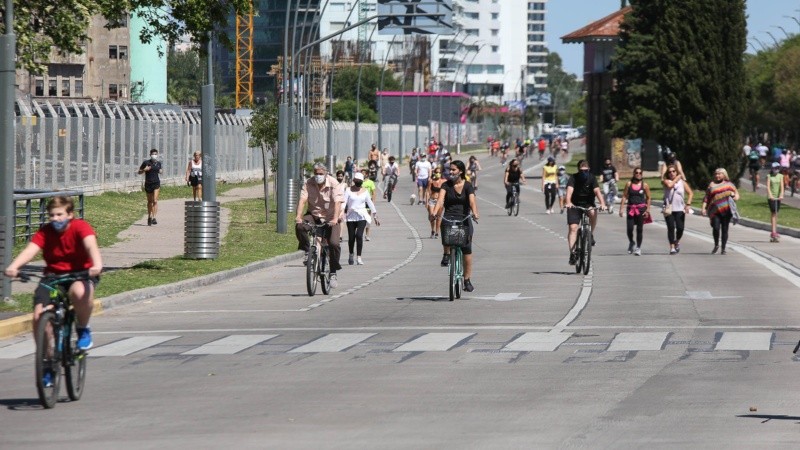 En un domingo a pleno sol, miles de rosarinos volvieron a disfrutar de la Calle Recreativa. 