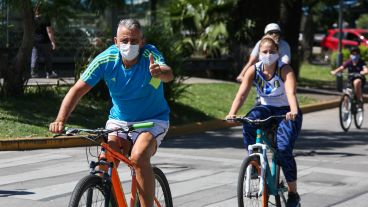 En un domingo a pleno sol, miles de rosarinos volvieron a disfrutar de la Calle Recreativa.
