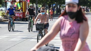 En un domingo a pleno sol, miles de rosarinos volvieron a disfrutar de la Calle Recreativa.