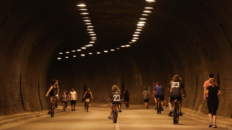 En un domingo a pleno sol, miles de rosarinos volvieron a disfrutar de la Calle Recreativa. 