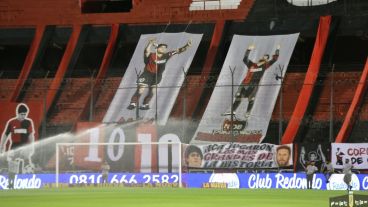 Trapos de todo tipo para los dos grandes Diez que vistieron la rojinegra. (Alan Monzón/Pool Argra)