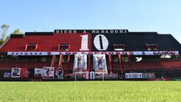 Trapos de todo tipo para los dos grandes Diez que vistieron la rojinegra. (Twitter/@CANOBoficial)