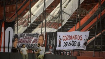 Trapos de todo tipo para los dos grandes Diez que vistieron la rojinegra. (S. Suárez Meccia/Pool Argra)