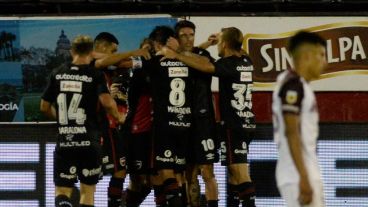 El equipo del Parque tuvo su premio sobre el término del encuentro. (S. Suárez Meccia/Pool Argra)