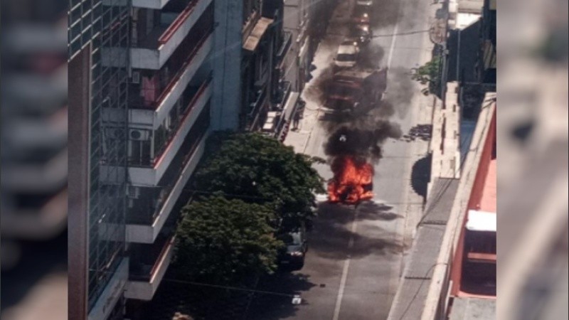 El momento más dramático, cuando el taxi ardía en llamas.