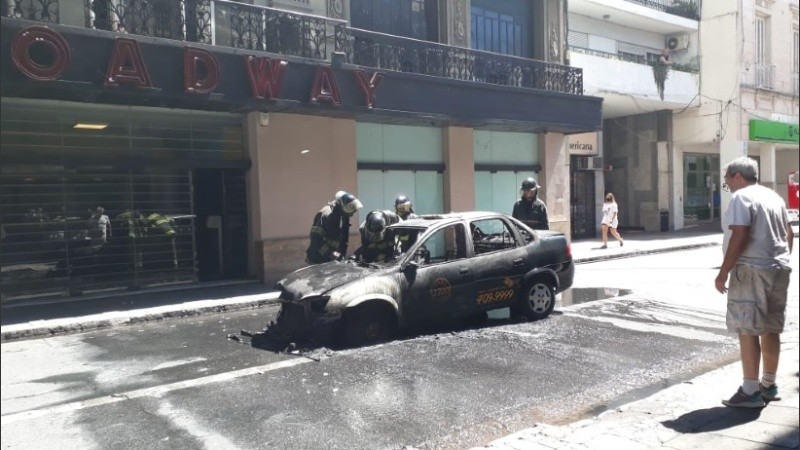 Así quedó el taxi una vez apagado el fuego.