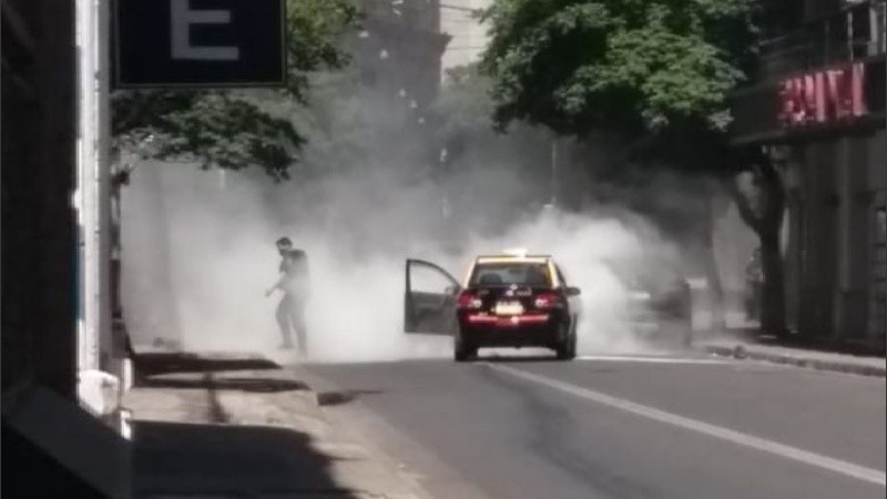 El momento más dramático, cuando el taxi ardía en llamas.