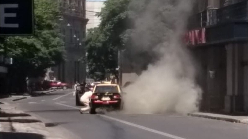 El momento más dramático, cuando el taxi ardía en llamas.