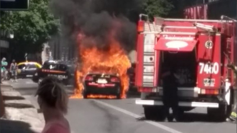 El momento más dramático, cuando el taxi ardía en llamas.