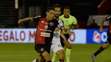 Maxi encabeza un ataque, Penel observa desde atrás. (S. Suárez Meccia / Pool Argra)