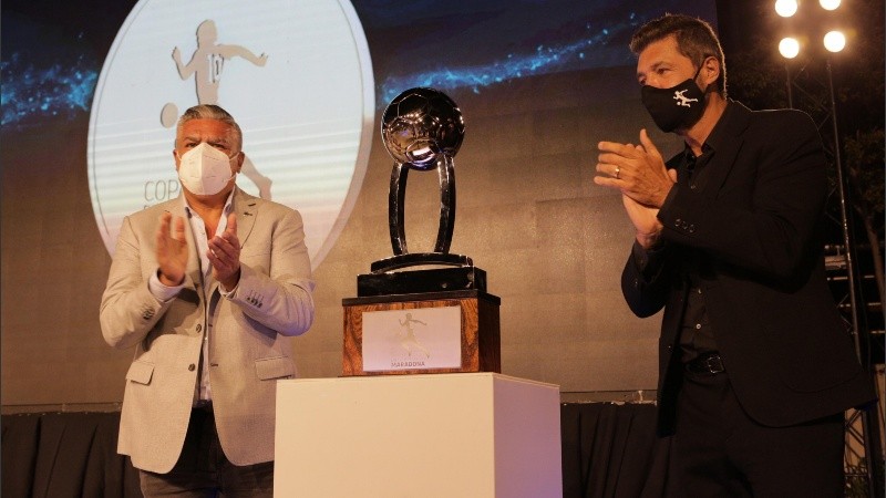 Tapia Y Tinelli con la Copa Diego Maradona, en honor al ídolo eterno. 