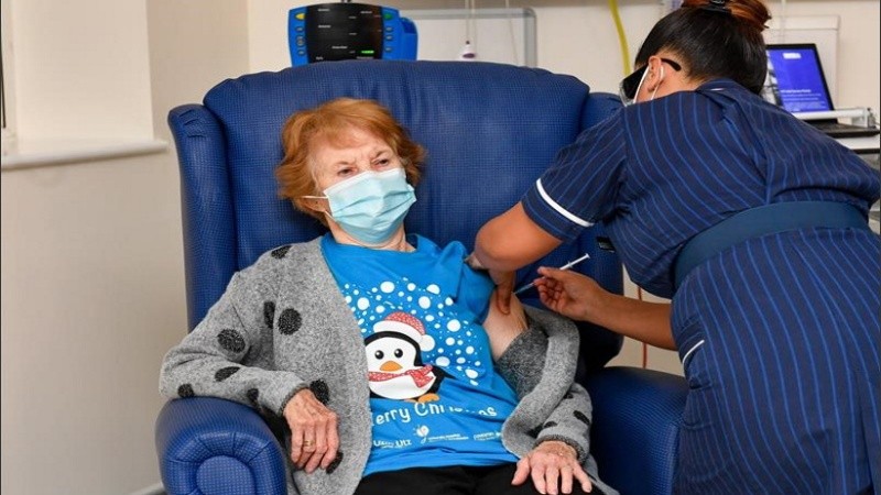 El Reino Unido tiene comprometidas 40 millones de dosis, que permitirán vacunar a 20 millones de personas.