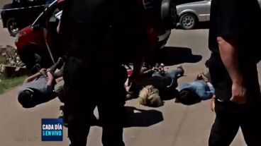 Los chicos fueron esposados y acostados en en plena vereda.