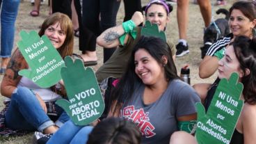 Manifestantes por el derecho al aborto legal en el Monumento a la Bandera.