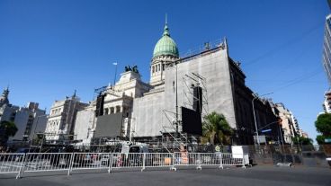 Las autoridades ya comenzaron a colocar vallas y montar el operativo.