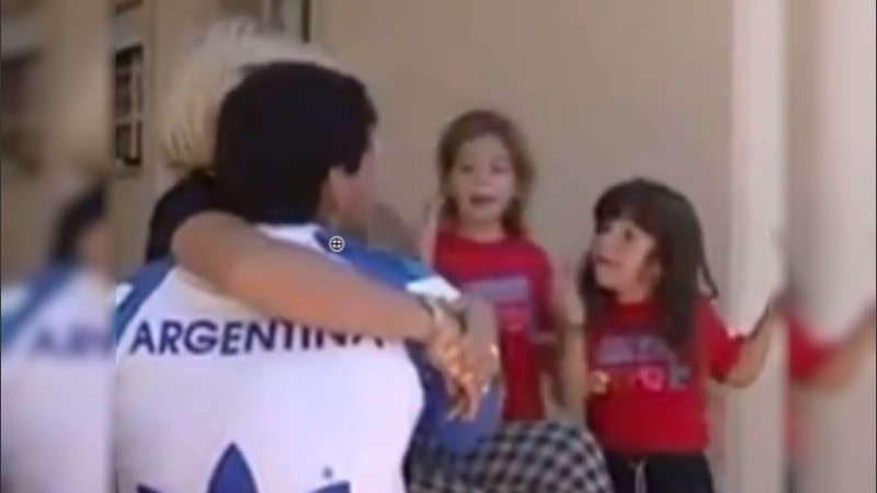 Una captura del video familiar del que participan Diego, Claudia, Dalma y Gianinna Maradona.