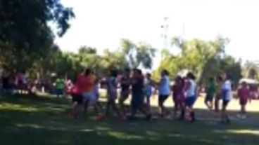 Vecinos advierten que son más de 100 mujeres que juegan al fútbol en el predio.