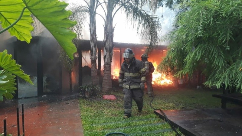 Varias dotaciones de bomberos trabajaron en el lugar en un intento por apagar las llamas que superaban la altura de la casa.