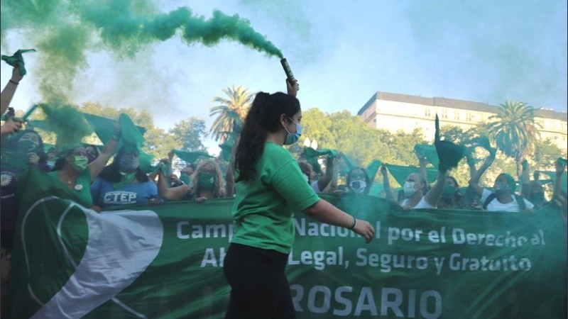 La espera y el pañuelazo en la plaza San Martín de Rosario.