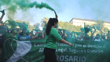 La espera y el pañuelazo en la plaza San Martín de Rosario.