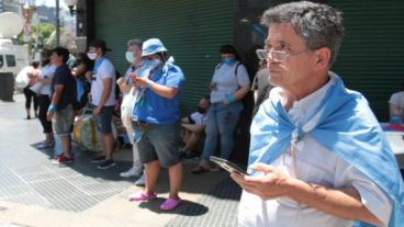 Pañuelos y mantos celestes para expresar el rechazo al proyecto de Ley.