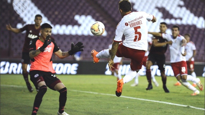 El lateral del Rojo Lucas Rodríguez tuvo una chance para abrir el marcador pero nunca vulneraron a Morales.