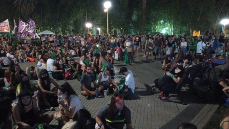 La plaza colmada entrada la noche.