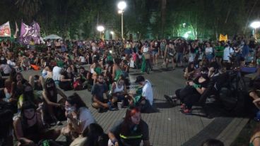 La plaza colmada entrada la noche.