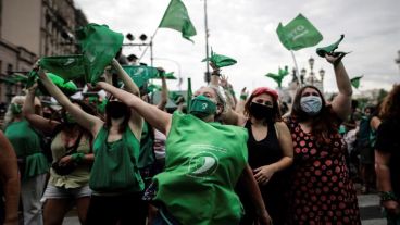 Manifestantes a favor de la legalización del aborto celebran la media sanción de la ley.